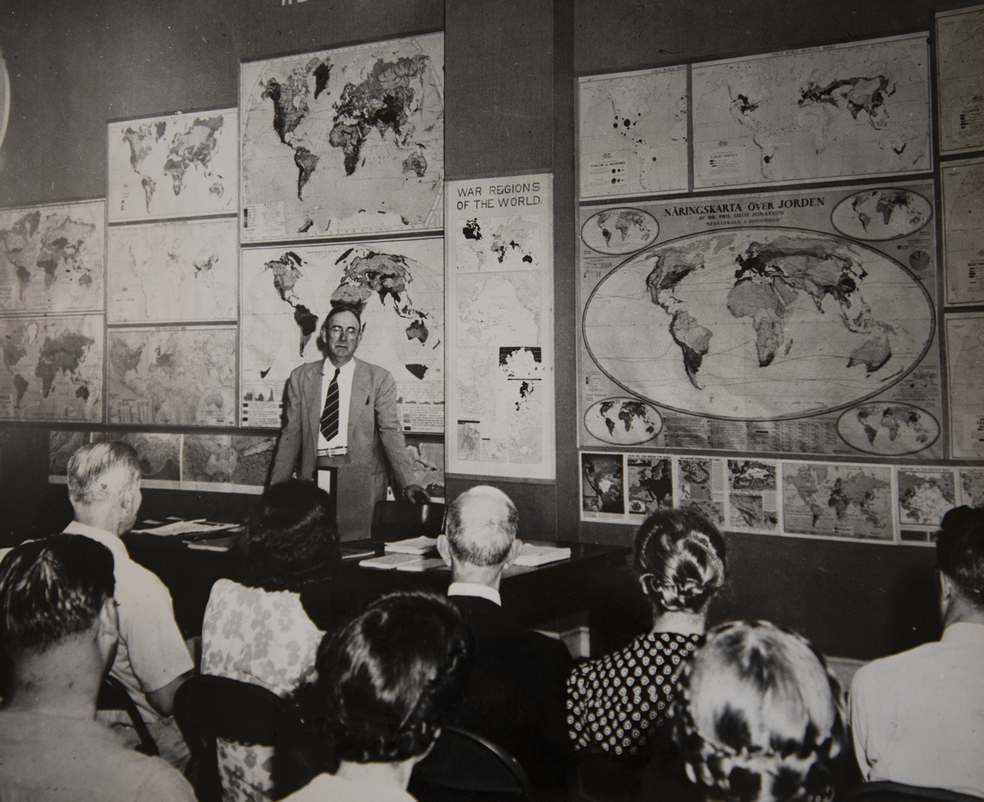 "This was a famous scene," writes Katharine Jocher on the back of this photo. Odum leads his Regionalism Lab on the top floor of the Alumni Building in the 1930s.