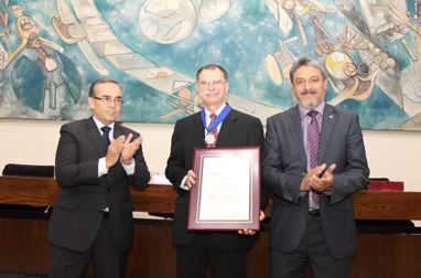 Hackney receives University of Santiago’s Medal of Distinction